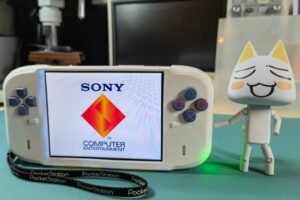 真正意义的PSP 高玩将PS游戏机魔改成可玩掌机大小