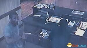 男子持枪抢劫后要求删除监控录像未果 哭着离开