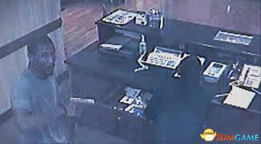 男子持枪抢劫后要求删除监控录像未果 哭着离开