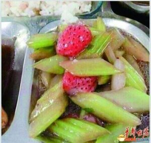 大学食堂又一奇葩黑暗料理出炉 雷倒一大片网友