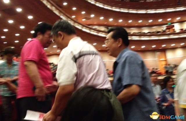 75岁李双江近照曝光 国家大剧院观看演出笑容满面