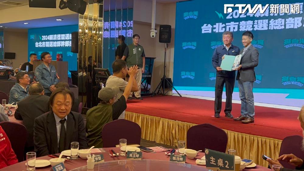 尷尬如前任相見！王世堅、何志偉終於同框　「堅偉」同桌7分鐘0互動