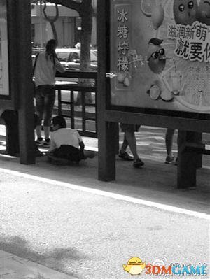 宁波公交站现摸腿乞丐：口喊小妹专门钻裙底摸腿