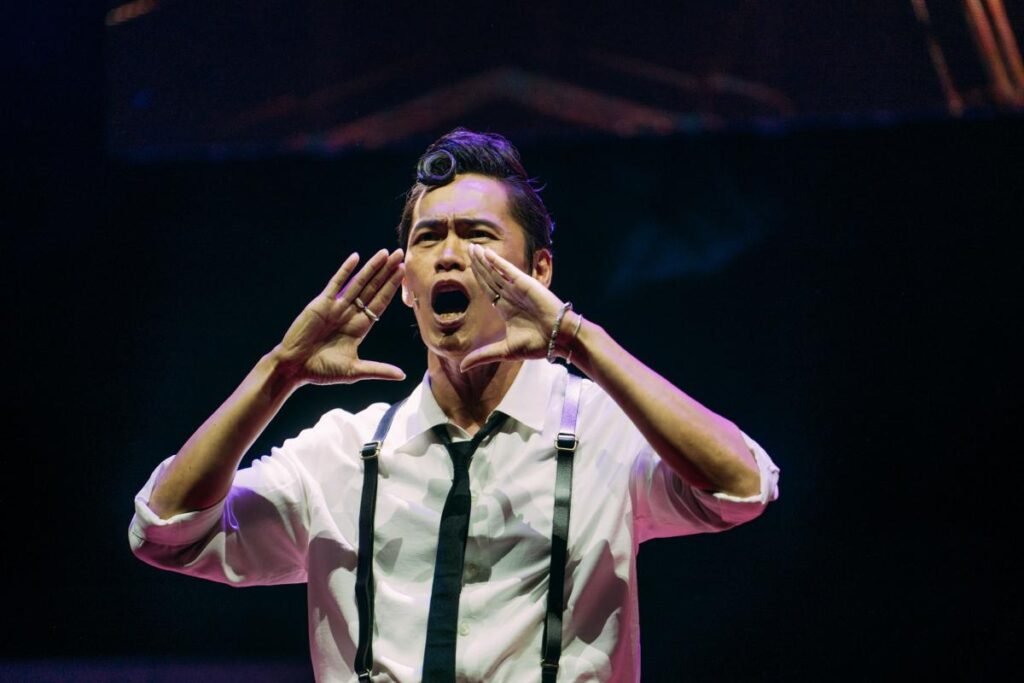 世紀首演座無虛席！黃鐙輝淚崩告白「未來交給你們」　遭笑虧高級情勒