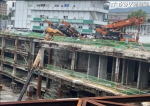 北市京華城工地意外！「吊車180度倒栽蔥」　駕駛一度受困