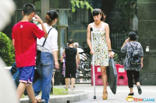 独腿女孩穿高跟鞋走红 内心阳光被赞东方维纳斯