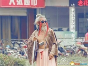 “犀利爷爷”走红 混搭装扮神似丐帮长老秒杀犀利哥