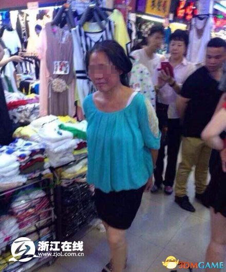 温州店主抓女贼后泄愤 迫其挂牌跪地拍照引争议