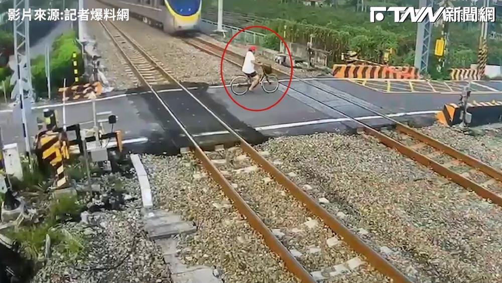 影／老翁騎單車闖平交道　慘遭區間快車撞擊重創不治