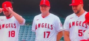 教練不給上！大谷翔平罕見連2場未先發　團體照找「替身使者」代拍