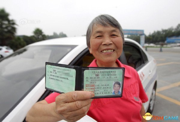 成都71岁婆婆拿驾照圆驾驶梦 历经艰辛喜极而泣